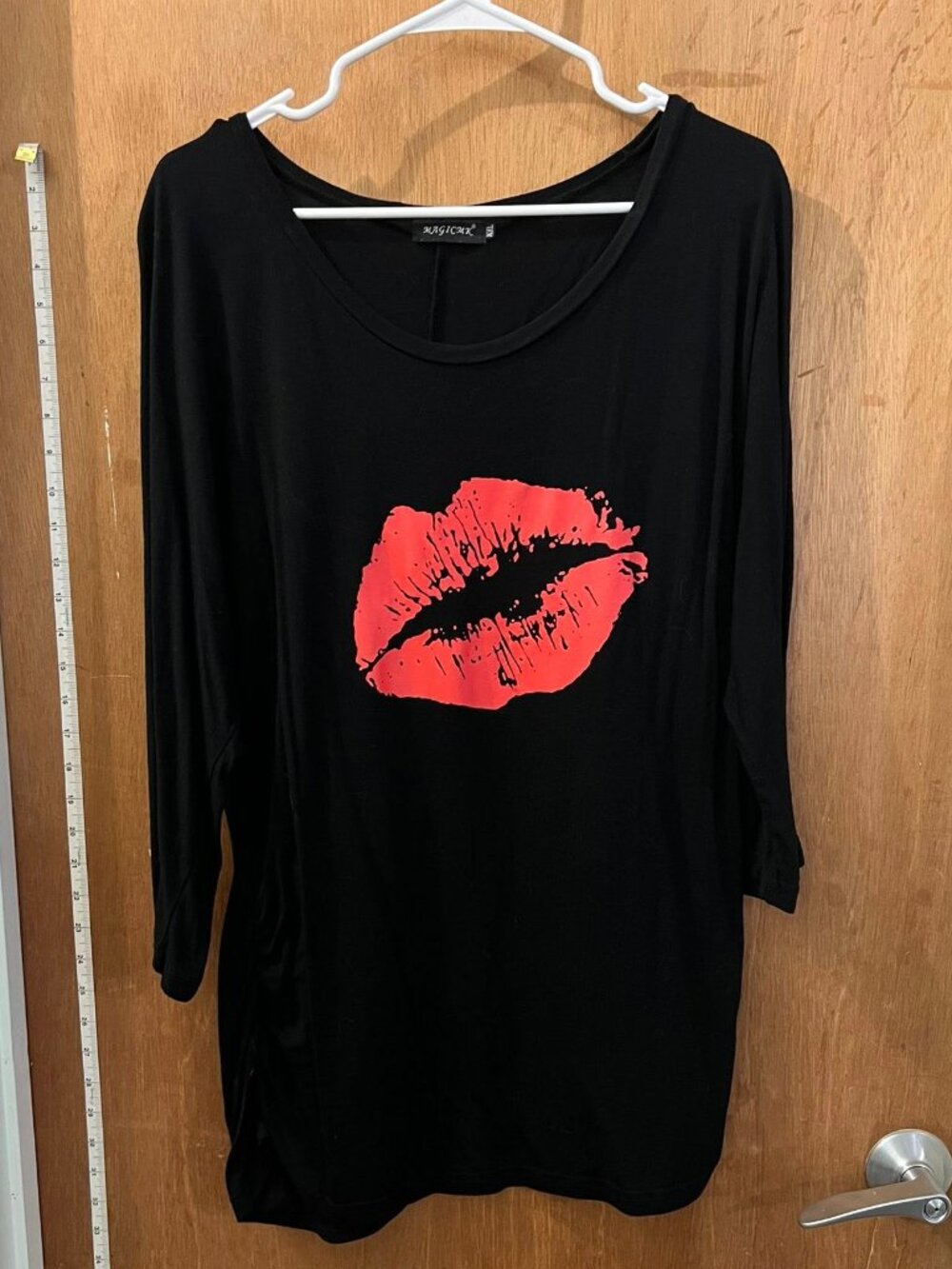 Size XXL - MagicMK - Black 3/4 Sleeve Pullover w/Lip Design